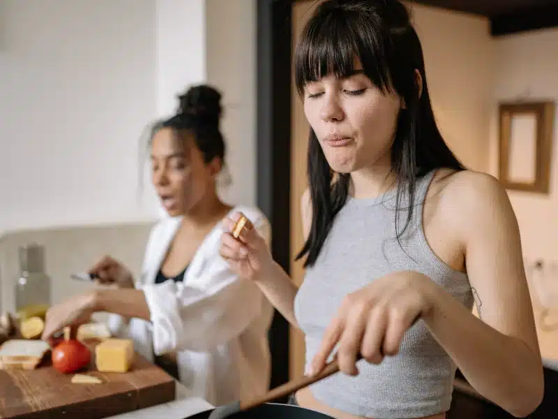Twee vrouwen bereiden eten als beeld bij voeding en leefstijl