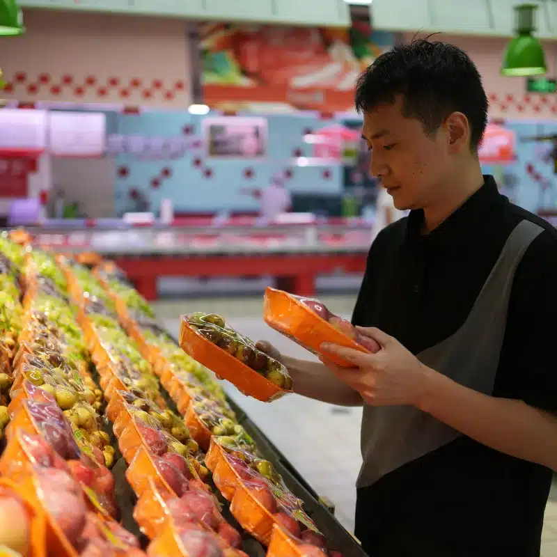 Persoon bekijkt verse producten in de supermarkt