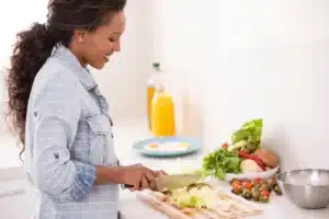 Vrouw in keuken bij artikel over gezonde keuzes