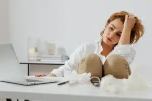 Vrouw in huiselijke setting bij artikel over gezondheid en leefstijl